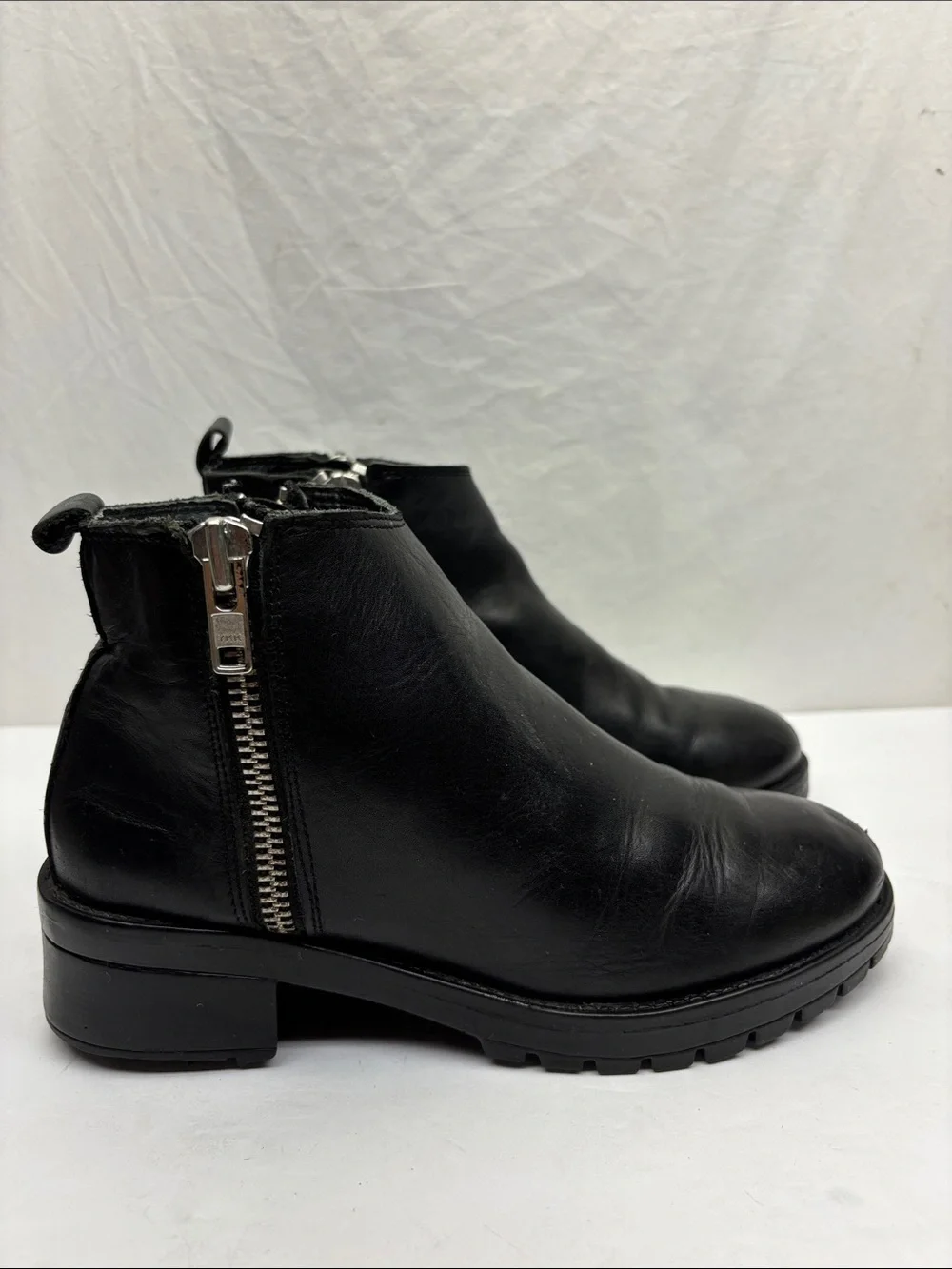 Lavorazione Artigiana leather ankle boots in size 8, box 75